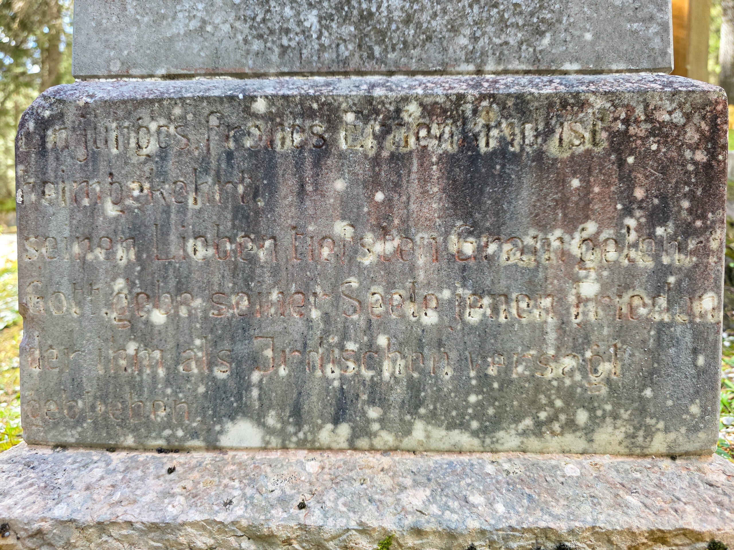 Spuren – verwitterte Inschrift auf einem Gefallenengrab des Ersten Weltkriegs
